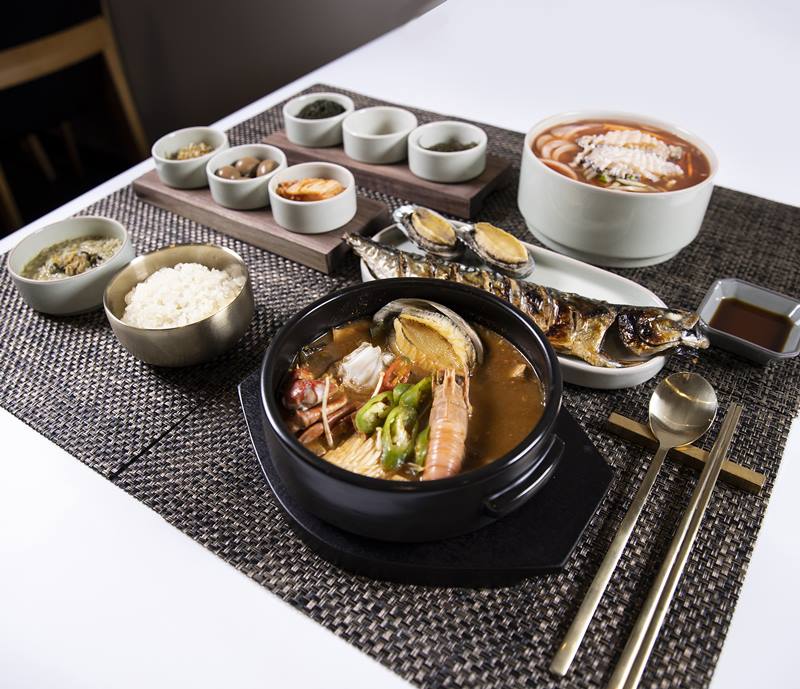  재료의 신선도와 양, 맛까지 만족시켜주는 제주 가정식 반상을 선보입니다. 제주 바다를 그대로 담은 든든한 한 끼를 즐길 수 있습니다.