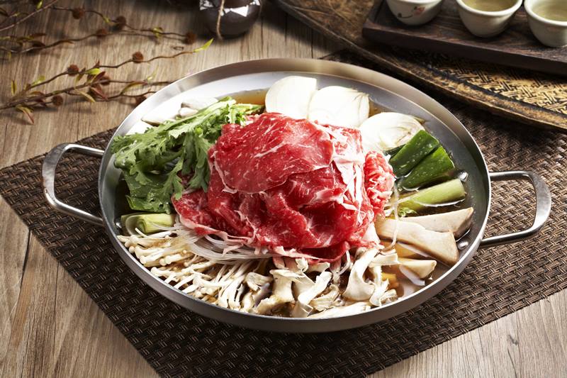 35년 전통을 가진 나의 가야는 불고기 및 각종 전골 요리가 유명합니다.
매장에서 메밀면을 제면하거나 정육 작업을 하는 등 신선함을 요리에 그대로 담아냅니다.