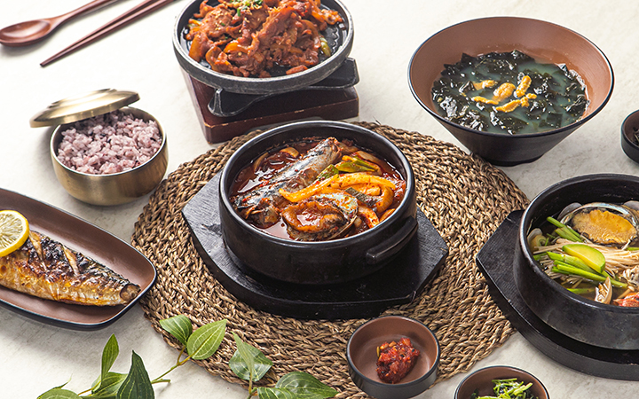  재료의 신선도와 양, 맛까지 만족시켜주는 제주 가정식 반상을 선보입니다. 제주 바다를 그대로 담은 든든한 한 끼를 즐길 수 있습니다.