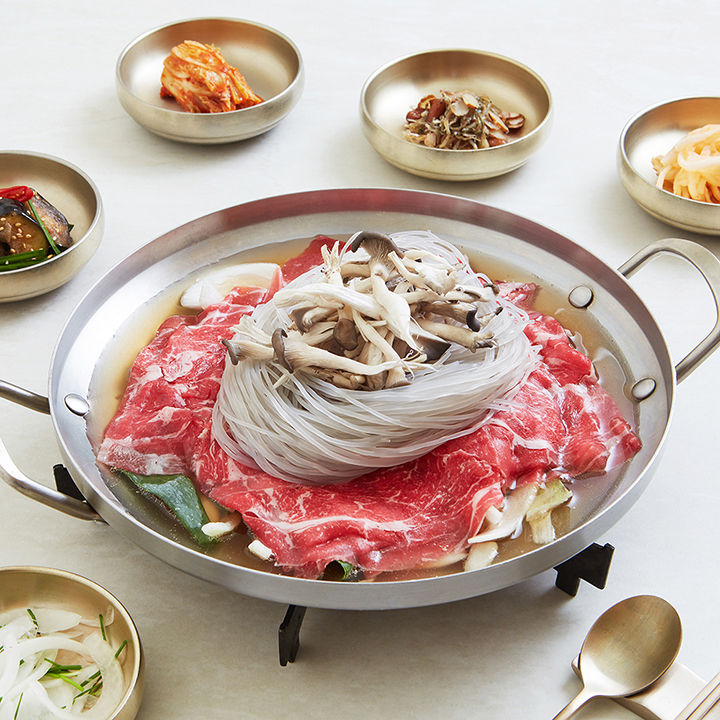 35년 전통을 가진 나의 가야는 불고기 및 각종 전골 요리가 유명합니다.
매장에서 메밀면을 제면하거나 정육 작업을 하는 등 신선함을 요리에 그대로 담아냅니다.