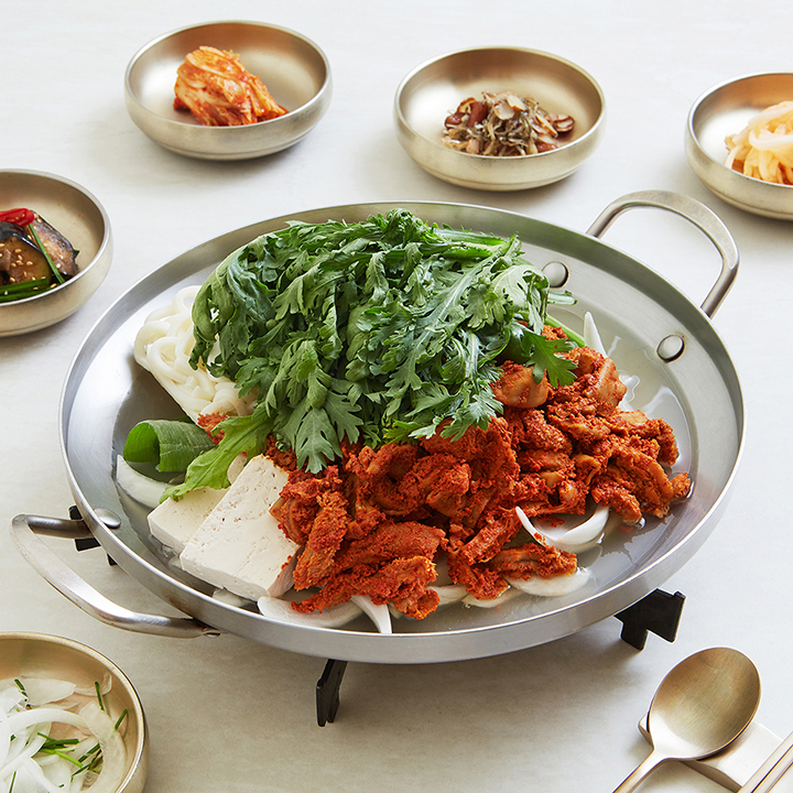 35년 전통을 가진 나의 가야는 불고기 및 각종 전골 요리가 유명합니다.
매장에서 메밀면을 제면하거나 정육 작업을 하는 등 신선함을 요리에 그대로 담아냅니다.