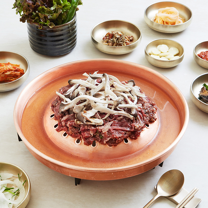 35년 전통을 가진 나의 가야는 불고기 및 각종 전골 요리가 유명합니다.
매장에서 메밀면을 제면하거나 정육 작업을 하는 등 신선함을 요리에 그대로 담아냅니다.