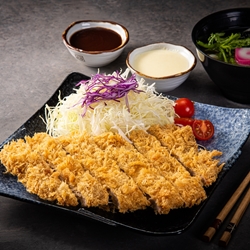 30년간 한결같은 맛으로 자리를 지켜온 일본식 우동 & 메밀 전문점입니다. 익숙하지만 늘 생각나는 맛으로 유명합니다.