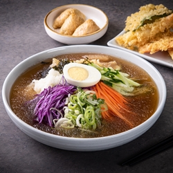 30년간 한결같은 맛으로 자리를 지켜온 일본식 우동 & 메밀 전문점입니다. 익숙하지만 늘 생각나는 맛으로 유명합니다.
