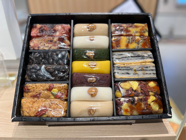 당일 아침 만든 떡으로 따뜻함과 포근함을 전합니다.