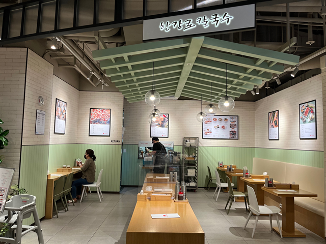 백합조개 칼국수와 앞다리 수육을 주 재료로 인기를 이어오고 있는 
칼국수 전문 브랜드