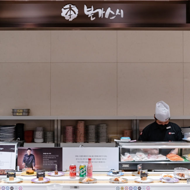 본가스시는 기본을 중시하고, 전통을 지키는 本家를 의미합니다.
고객에게 고품질과 서비스를 제공하는 마음으로
고객의 니즈에 맞는 60여종의 다양하고 엄선된 메뉴를 제공합니다.