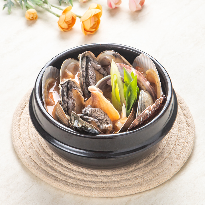 푸짐하게 담긴 신선한 해물과 원재료 고유의 맛을 살린 시원한 제주도 해물탕 집입니다.
제주 바다를 그대로 가져온 시원한 국물은 해산물 요리의 진수를 보여줍니다.