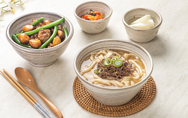 한우 사골 육수로 깊은 맛의 칼국수와 덮밥 전문점입니다.
밀본의 전통비법으로 빚은 만두는 이 집의 숨은 시그니처 메뉴입니다.
