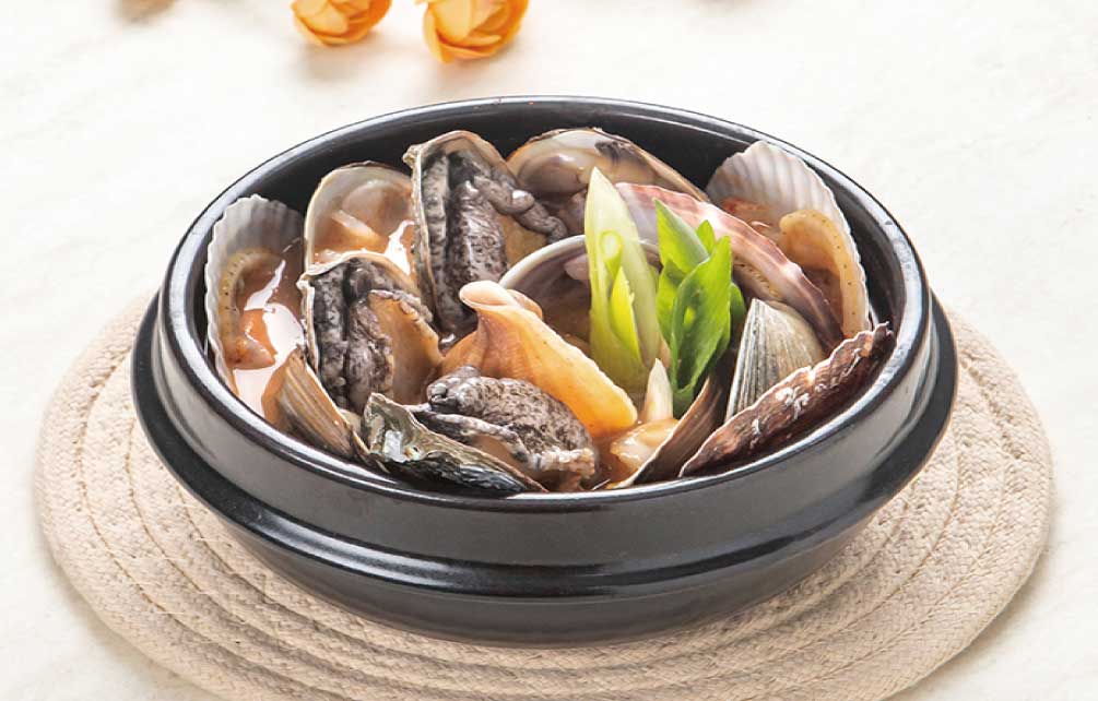 푸짐하게 담긴 신선한 해물과 원재료 고유의 맛을 살린 시원한 제주도 해물탕 집입니다.
제주 바다를 그대로 가져온 시원한 국물은 해산물 요리의 진수를 보여줍니다.
