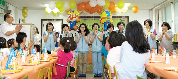공부방 아동들과 생일파티를 하는 사진
