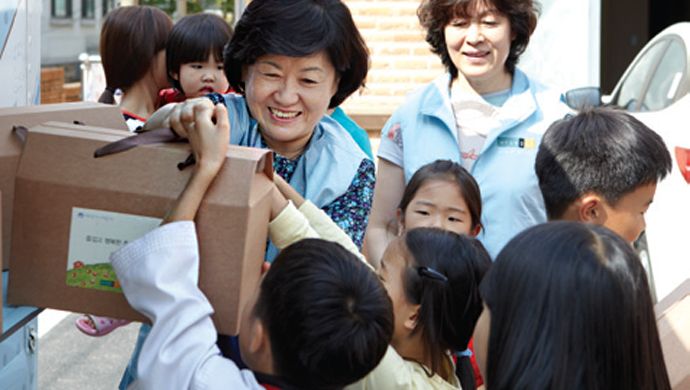 공부방 아동들에게 추석/크리스마스 선물을 주는 사진